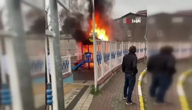 Pendik'te çocuk parkında yangın: Alevler metrelerce yükseldi