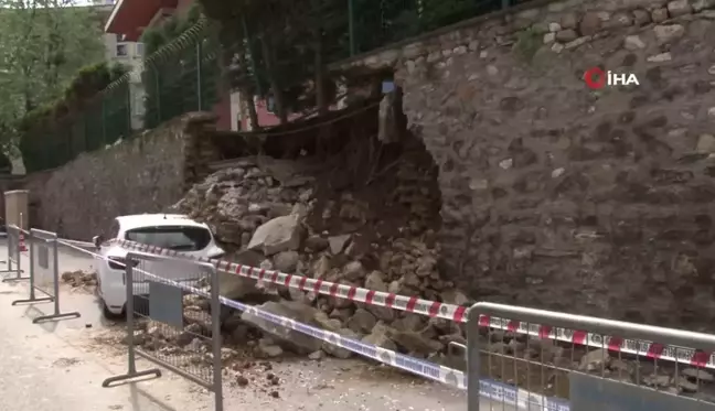 Üsküdar'da site duvarı çöktü, 2 otomobil altında kaldı