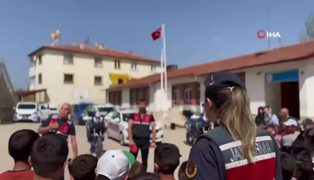 Amasya'da jandarmalar öğrencilere bayram sevinci yaşattı