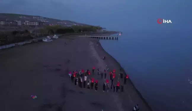 Ahlat'ta Gazzeli çocuklar için dilek feneri uçuruldu