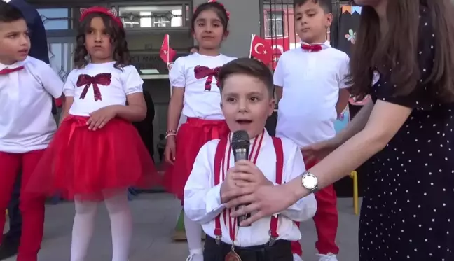 5 yaşındaki çocuk İstiklal Marşı'nı ezbere okudu