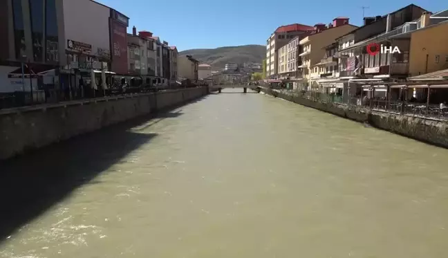 Çoruh Nehri'nin su seviyesi yükseldi, vatandaşlar çay keyfi yapıyor