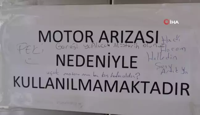 Bozulan asansörün üzerindeki komik diyalog dikkat çekti