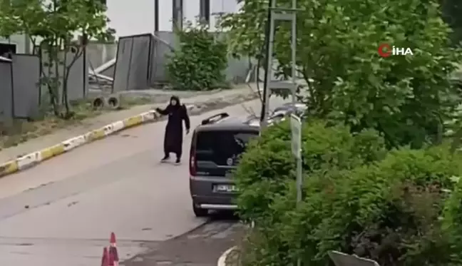 Pendik'te araçlara saldıran genç kadına tepki