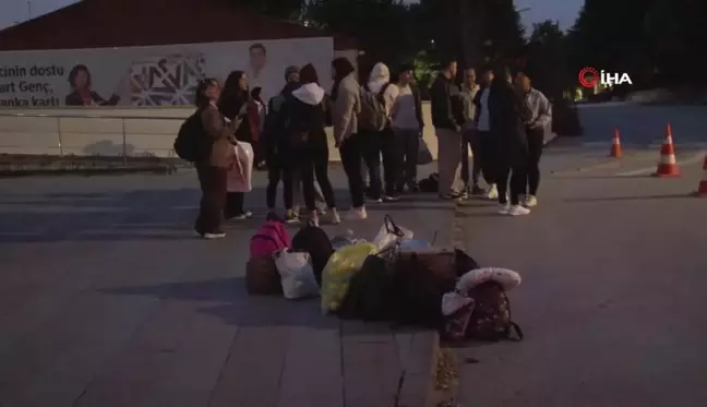 Anadolu Üniversitesi öğrencileri deprem bölgesinde kütüphaneler kurmak için yola çıktı