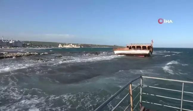 Mersin'de fırtına: Kızkalesi'nde tekne karaya oturdu