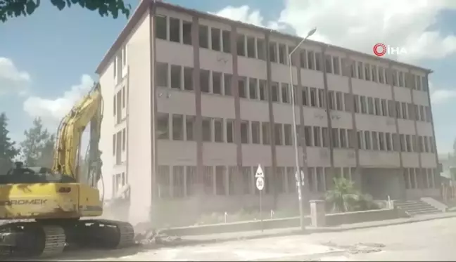 56 Yıllık Kaymakamlık Binası Birkaç Darbeyle Yıkıldı
