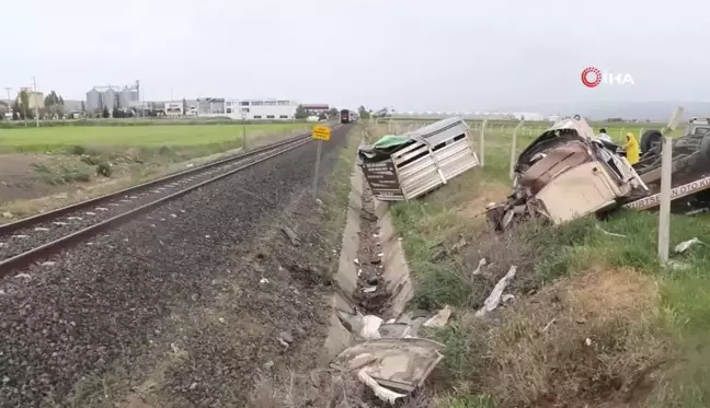 Hemzemin geçitten geçmeye çalışan kamyonete tren çarptı: 1 ağır yaralı