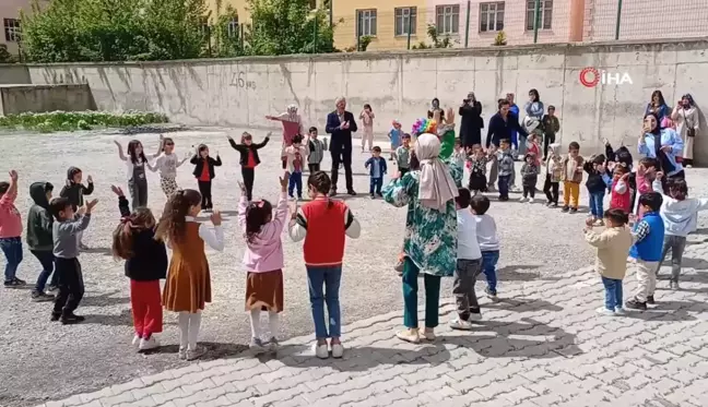 Emanet kitapla öğretmen olan Tümay, Malazgirt'te çocukları sevindirdi