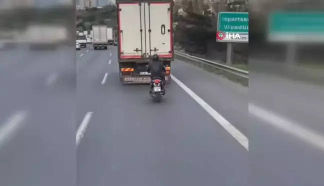 Otoyolda motosikletlinin tehlikeli yolculuğu kamerada