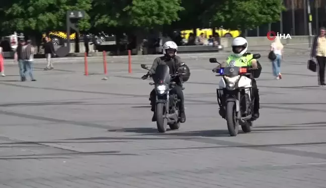 Taksim'de yaya yolunu işgal eden motosiklet sürücülerine ceza yağdı