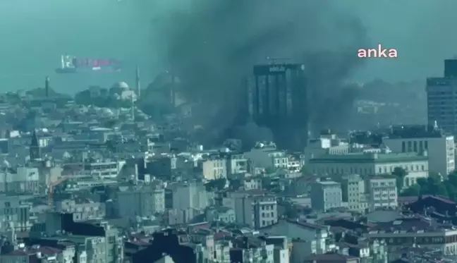 İstiklal Caddesi'nde Mağaza Çatısında Yangın Çıktı