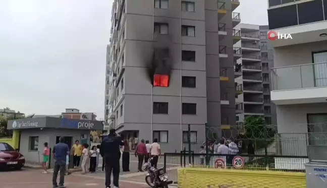 İzmir'de 8 katlı sitede yangın paniği: Çocuk odası alevlere teslim oldu