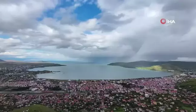 Yağmur ve dolu altında saatlerce 'gökkuşağı'nı beklediler