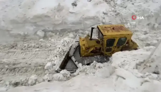 Şırnak'ta mayıs ayında 10 metrelik karda yol açma çalışmaları sürüyor