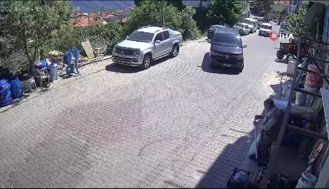 Traktörle kafa kafaya çarpışan motosiklet sürücüsü metrelerce böyle savruldu