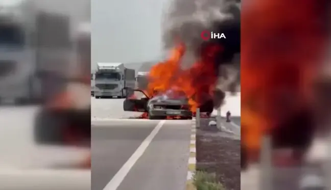 Seyir halindeki otomobil alev alev yandı