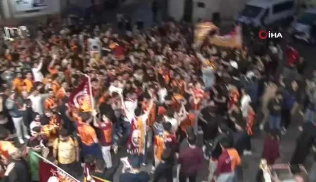 Galatasaraylı taraftarlar Taksim'e akın etti