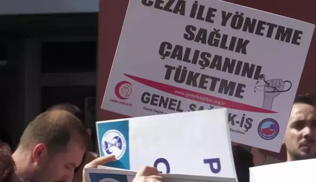 İzmir'de sağlık emekçileri çalışma koşullarını protesto etti