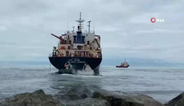 Hopa sahilinde karaya oturan yük gemisi için kurtarma çalışması başlatıldı