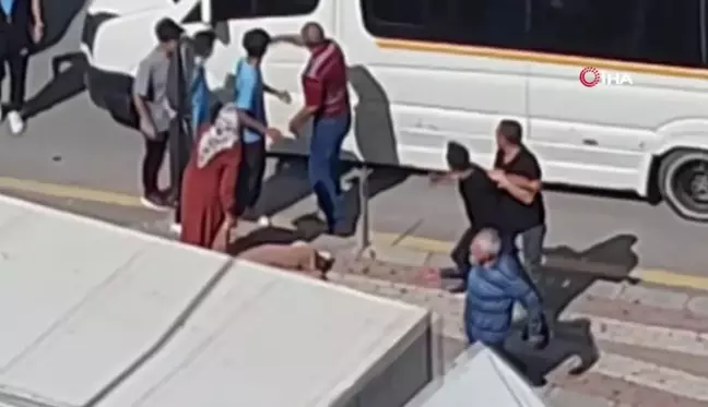 Trafikte yol verme kavgası dakikalarca sürdü