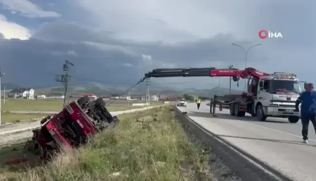 Makine yüklü kamyon devrildi, sürücüsü yaralandı