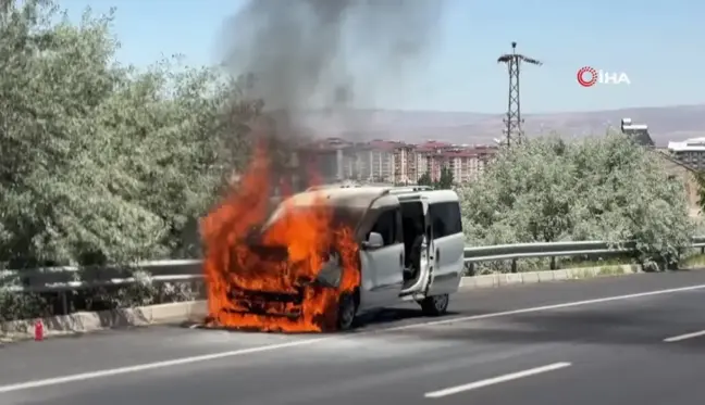 Seyir halindeki araç alevlere teslim oldu