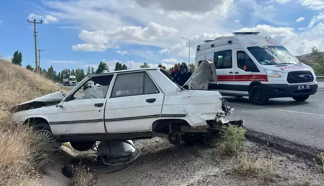 Sivas'ta Otomobil Şarampole Devrildi: 5 Yaralı