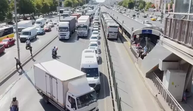 Beylikdüzü'nde TIR Kazası: Yol Trafiğe Kapandı