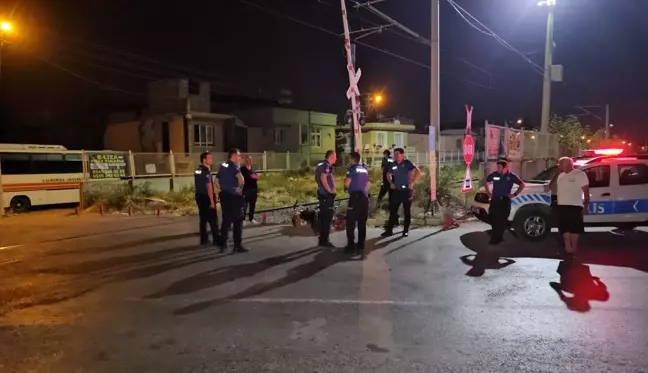 Adana'da polisten kaçan motosikletli şüpheliler tren kazasına karıştı