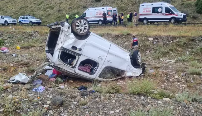 Erzincan'da devrilen hafif ticari araçta 5 kişi yaralandı