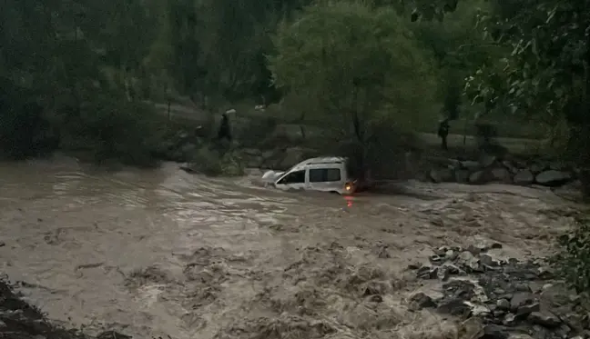 Erzurum'da heyelan otomobili dereye sürükledi, anne ve kızı derede kayboldu