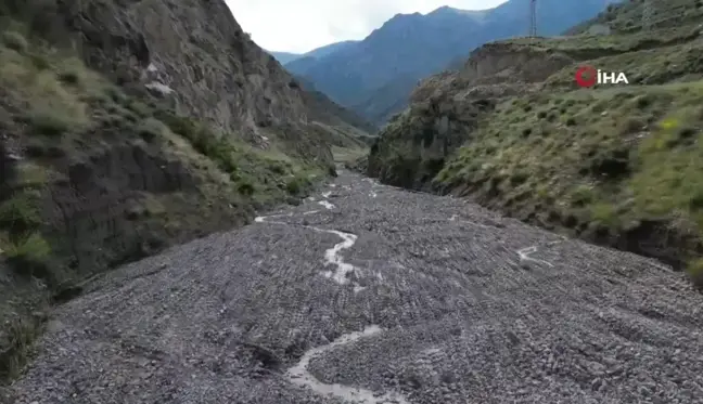 Erzurum'da heyelan otomobili dereye sürüklemişti: 10 aylık bebeği arama çalışmaları devam ediyor