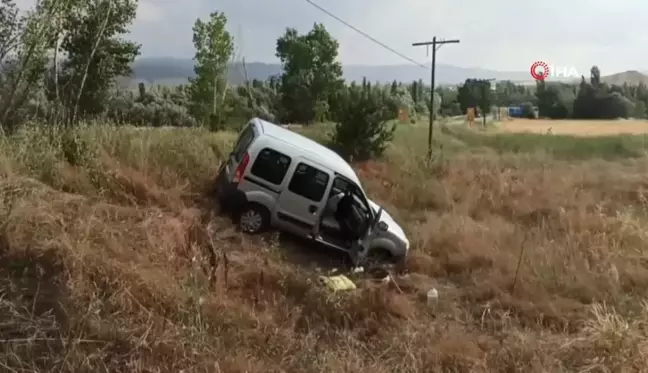 Kontrolden çıkan hafif ticari araç şarampole uçtu: 3 yaralı