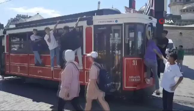 Beyoğlu'nda nostaljik tramvaydaki tehlikeli yolculuk kamerada