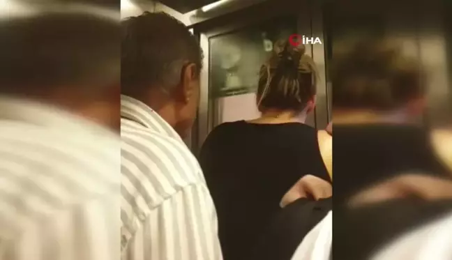 Metro asansöründe mahsur kaldılar