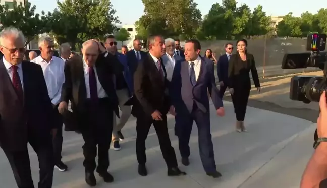 CHP Genel Başkanı Özgür Özel, Kıbrıs Barış Harekatı'nın 50. yıl dönümünde anıt mezarları ziyaret etti