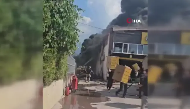 Bursa'da sandalye fabrikasında yangın İtfaiye ekiplerinin müdahalesi sürüyor