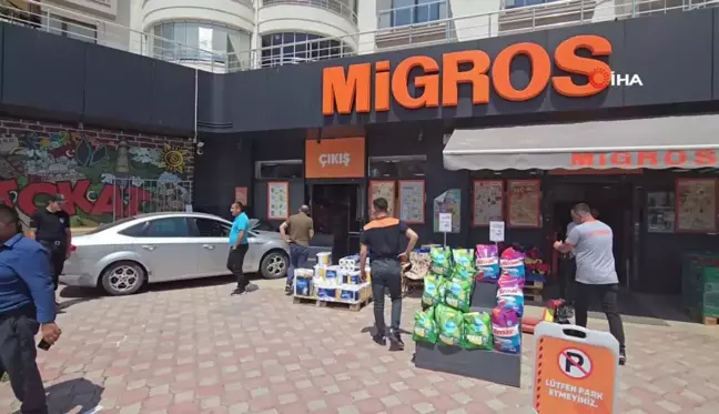 Direksiyon hakimiyetini kaybeden araç Migros'a girdi