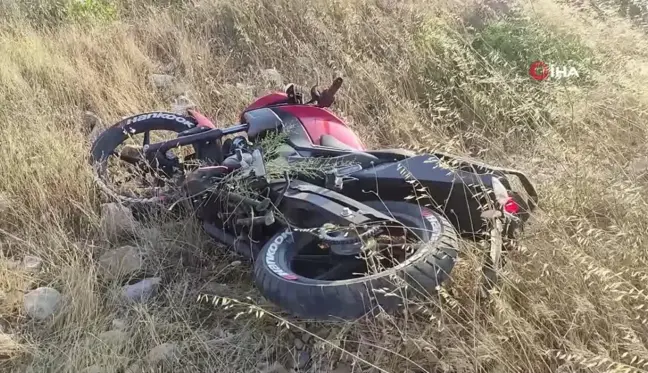 Kayalıklara uçan motosikletteki 2 genç ağır yaralandı