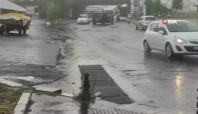 Tekirdağ'da rögar taştı, caddeyi su bastı