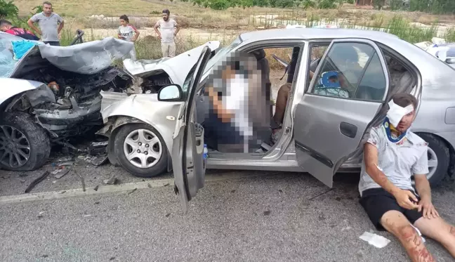 Yeşilova'da kafa kafaya çarpışan otomobillerde 2 ölü, 8 yaralı