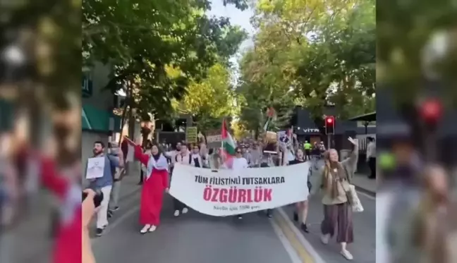 İstanbul'da Bir Grup, İsrail Konsolosluğu'na Yürüdü