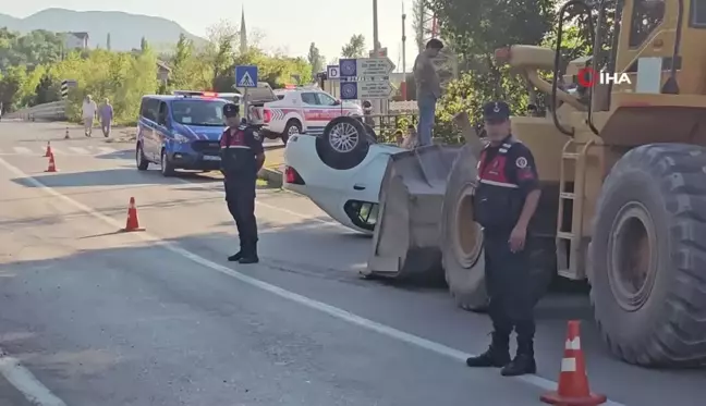 Kaldırıma çarpan otomobil takla attı: 1 yaralı