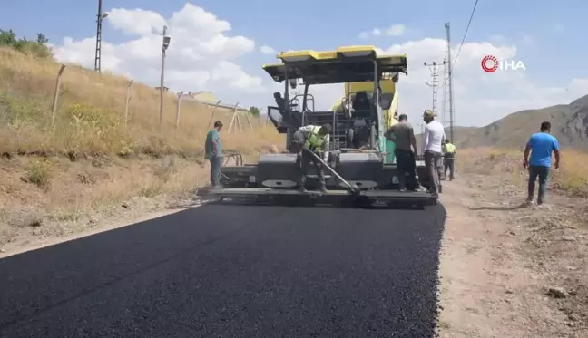 Hakkari'de köy yollarının ulaşım konforu artırılıyor