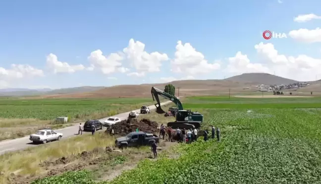 Sulamada kullanılan boru patlayınca tarlasını sulayamayan çiftçiler tepki gösterdi