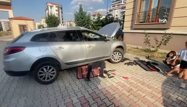 Otomobilin motoruna giren yavru kedi kurtarıldı