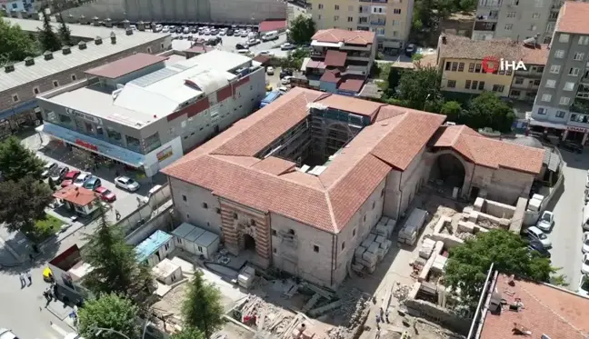 7 asırlık mavi çinileriyle ünlü Gök Medrese yeniden ayağa kalkıyor