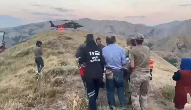 Bingöl'de hayvan otlatırken kayalıklardan düşen kadın helikopterle hastaneye yetiştirildi