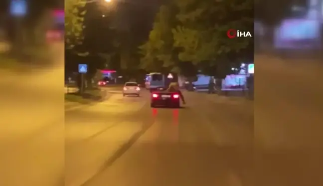 Trafikte yürekleri ağıza getiren görüntü: 2 kişi üstü açık arabadan böyle sarktı